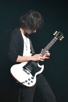 ライトハンドタッピングを披露するMASAKI。