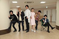 谷原章介（中央左）と中越典子（中央右）を囲むGoodbye holidayメンバー。（写真提供：avex trax）