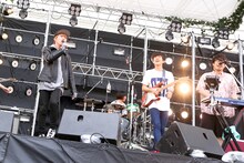 キュウソネコカミのステージで「NEKOSAMA」を歌唱するGEN（B, Vo / 04 Limited Sazabys）。（Photo by Viola Kam[V'z Twinkle Photography]）