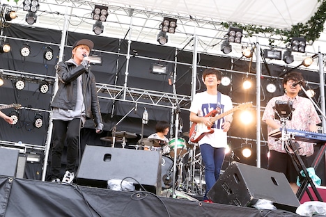 キュウソネコカミのステージで「NEKOSAMA」を歌唱するGEN（B, Vo / 04 Limited Sazabys）。（Photo by Viola Kam[V'z Twinkle Photography]）