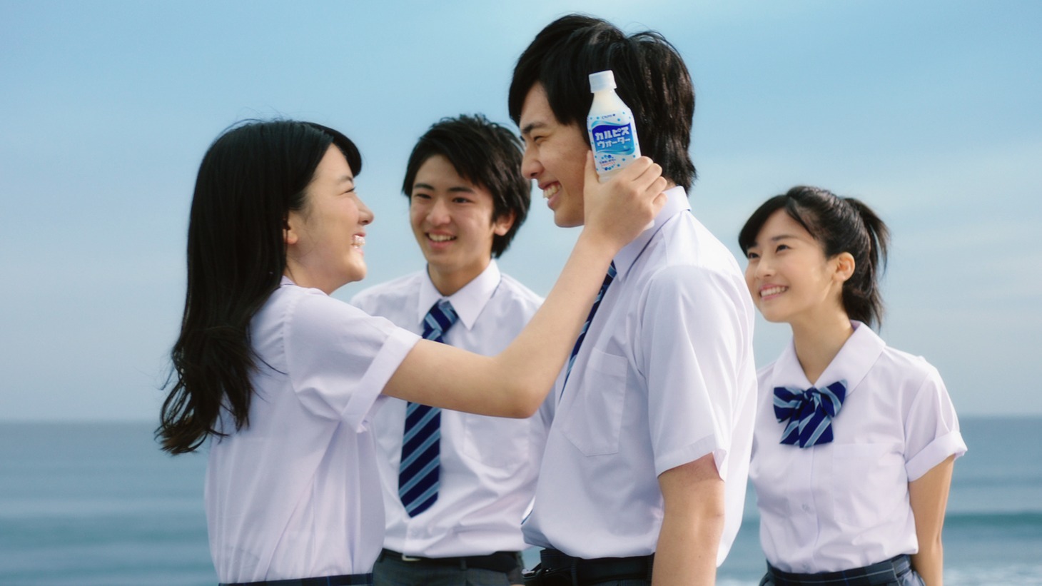 「カルピスウォーター」CM「登場」編のワンシーン。
