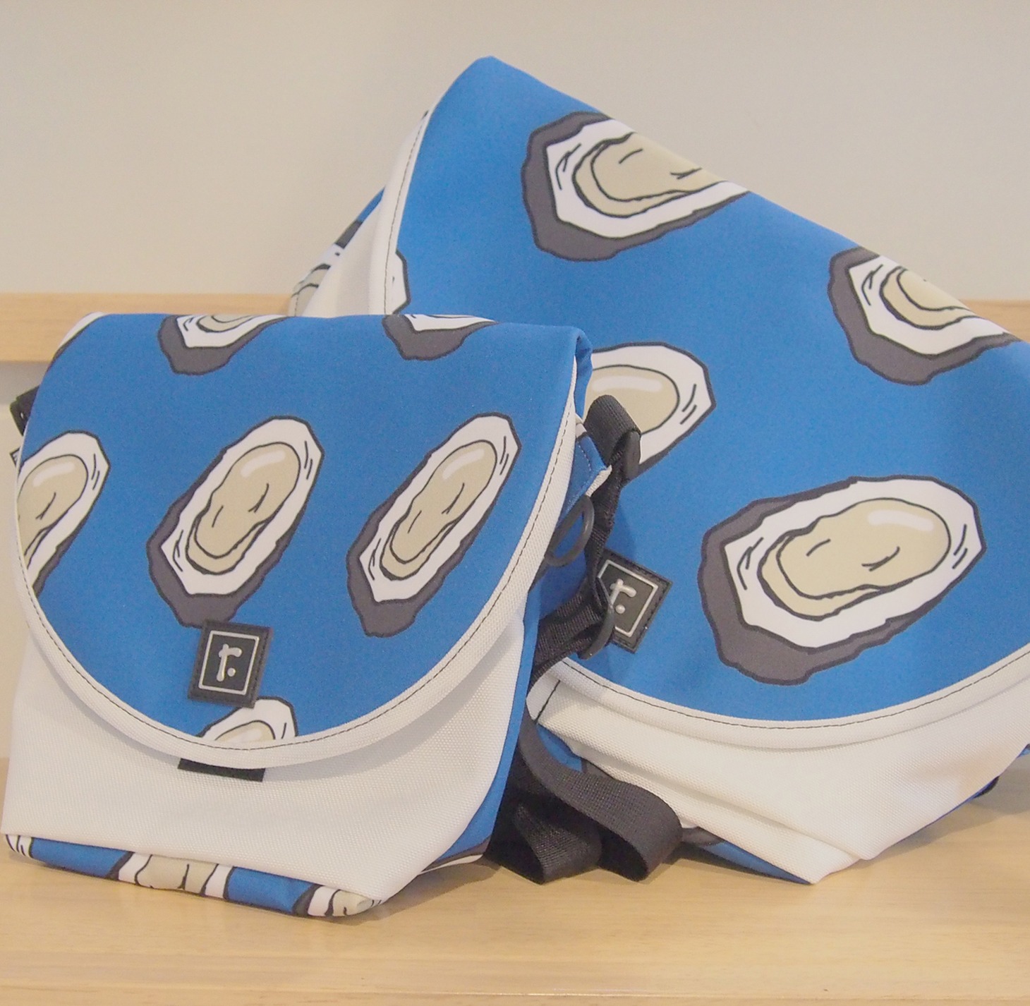 「わたしをオイスターバーに連れてってメッセンジャーバッグ」サンプル