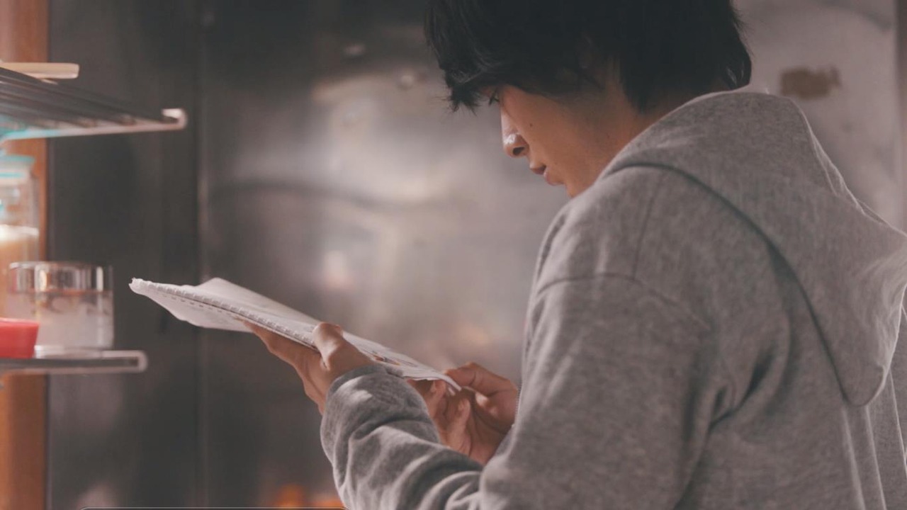 アカシック「今日から夜は家にいるよ」ミュージックビデオのワンシーン。