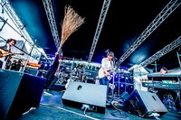 sumikaと竹ぼうきを持つKOUHEI（Dr, Cho / 04 Limited Sazabys）。（撮影：青木カズロー）