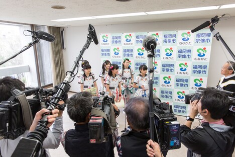 地元の報道陣に囲まれるばってん少女隊。（撮影：上山陽介）