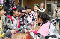 宗像市観光大使の名刺を配るばってん少女隊。（撮影：上山陽介）