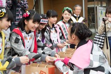 宗像市観光大使の名刺を配るばってん少女隊。（撮影：上山陽介）