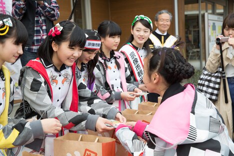 宗像市観光大使の名刺を配るばってん少女隊。（撮影：上山陽介）