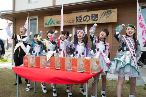 「ばってん少女隊だー！」と元気にポーズを決めるばってん少女隊と谷井市長（左端）。（撮影：上山陽介）