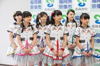 報道陣の取材を受けるばってん少女隊。（撮影：上山陽介）