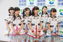 報道陣の取材を受けるばってん少女隊。（撮影：上山陽介）