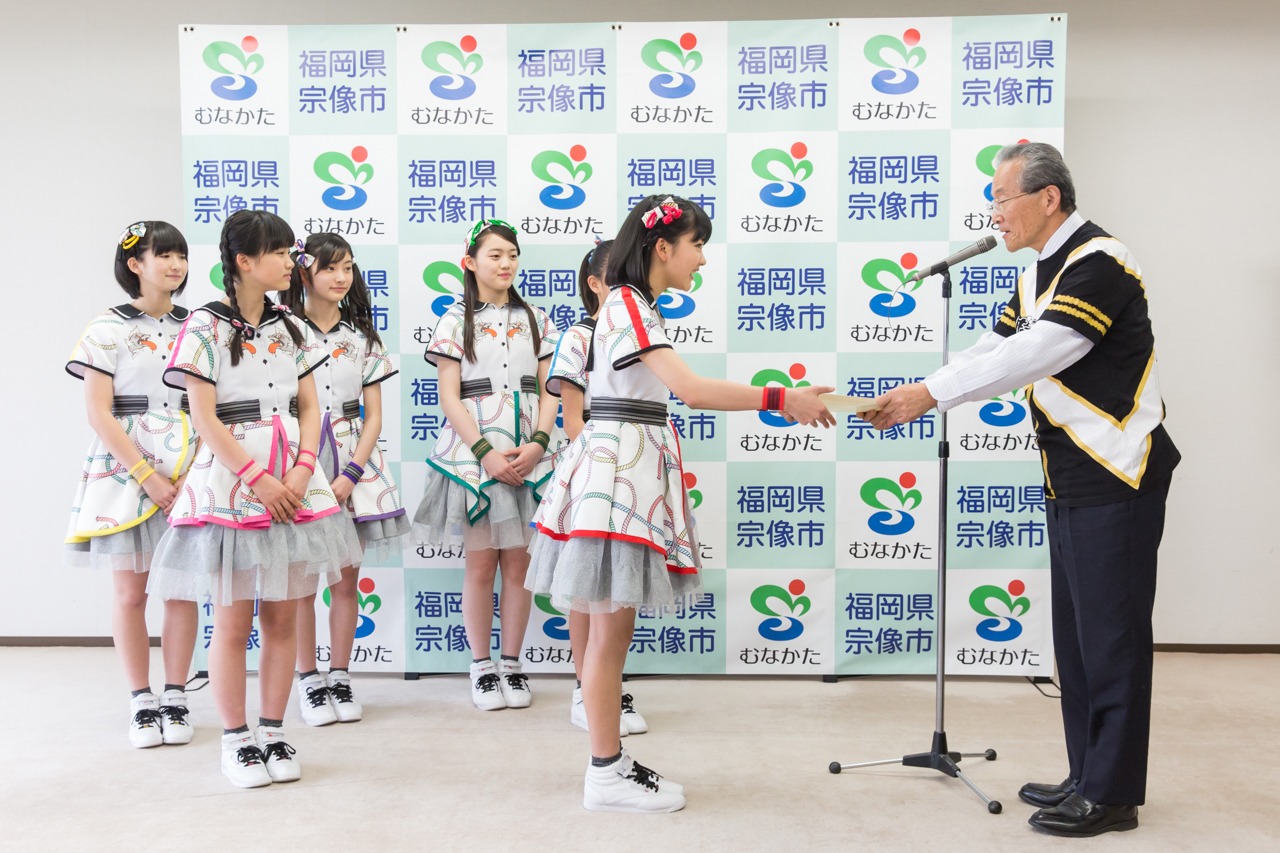 谷井市長（右端）から宗像市観光大使任命書を受け取る上田理子（右から2番目）。（撮影：上山陽介）