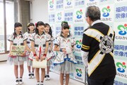 谷井市長から激励を受けるばってん少女隊。（撮影：上山陽介）