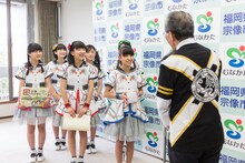 谷井市長から激励を受けるばってん少女隊。（撮影：上山陽介）