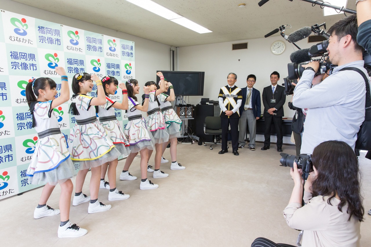 報道陣を前に威勢よくポーズを決めるばってん少女隊。（撮影：上山陽介）