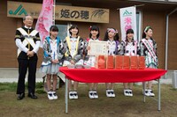 「道の駅むなかた」へとやって来たばってん少女隊と谷井市長（左端）。（撮影：上山陽介）