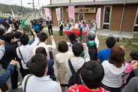 駆けつけたファンと一緒に掛け声を上げるばってん少女隊。（撮影：上山陽介）