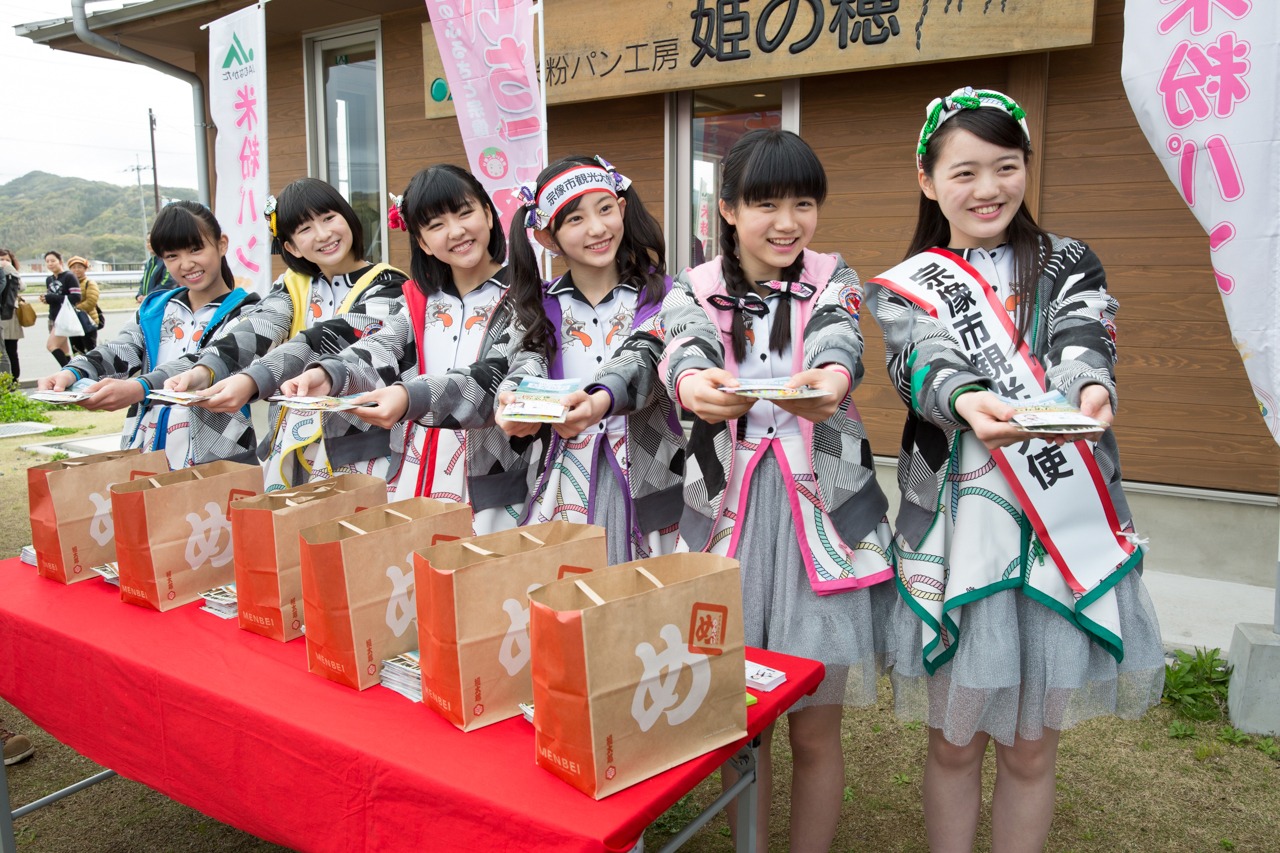 宗像市親善大使の名刺を配るばってん少女隊。（撮影：上山陽介）