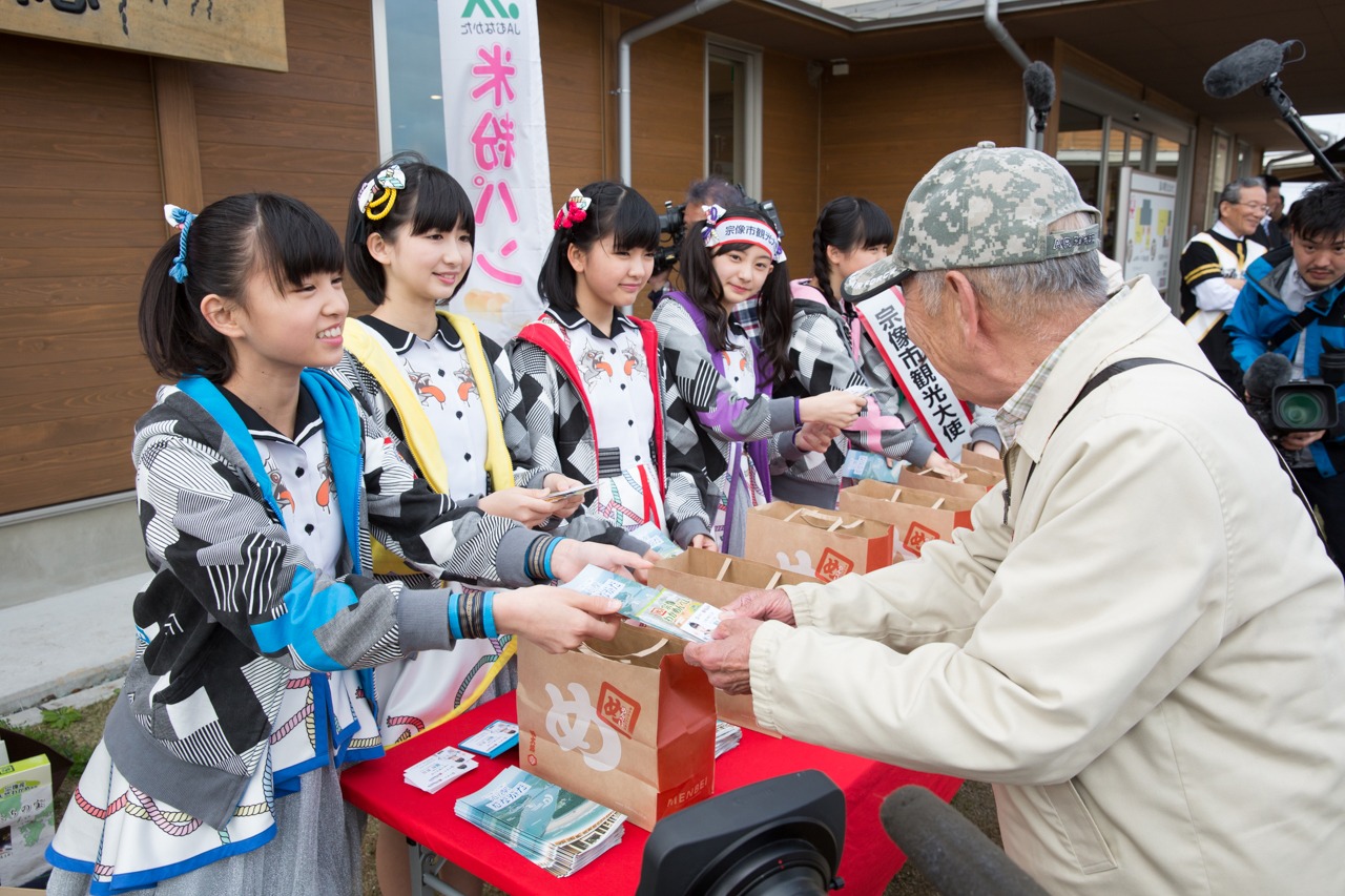 宗像市親善大使の名刺を配る星野蒼良。（撮影：上山陽介）