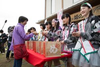 宗像市親善大使の名刺を配るばってん少女隊。（撮影：上山陽介）