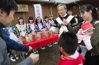 じゃんけん大会に参加して勝ち進む谷井市長。（撮影：上山陽介）