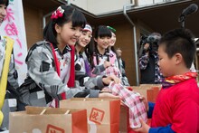 じゃんけん大会の勝者にプレゼントを渡す上田理子。（撮影：上山陽介）