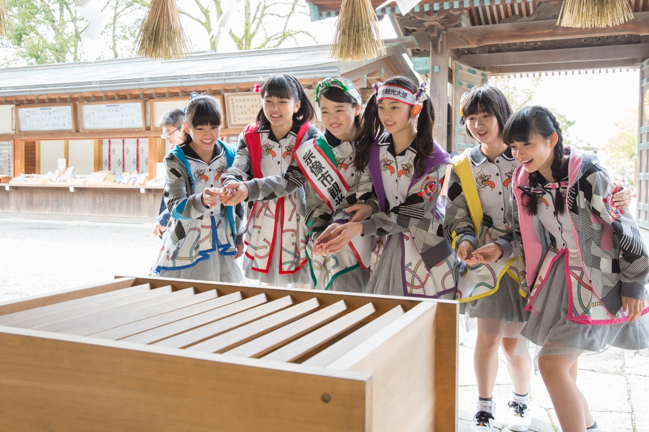 イベント終了後、宗像大社に立ち寄ったばってん少女隊。（撮影：上山陽介）