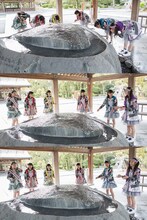 うがい手水で身を清めるばってん少女隊。手水は飲むものだと思っていたという瀬田さくら（右端）。（撮影：上山陽介）