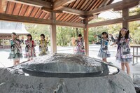 手をひらひらさせて自然乾燥するばってん少女隊。（撮影：上山陽介）