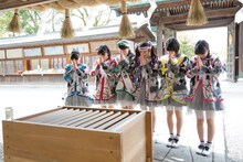 宗像大社で参拝するばってん少女隊。（撮影：上山陽介）