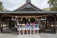 宗像大社で参拝するばってん少女隊。（撮影：上山陽介）