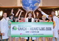 「特別番組 TOKYO FM & JFN present EARTH×HEART LIVE 2016 プレスペシャル『LOVE▼EARTH LAB』」収録日の様子。左から、ケリー隆介、夢眠ねむ、相沢梨紗、古川未鈴、スプツニ子！、藤咲彩音、最上もが、成瀬瑛美、日比保史。