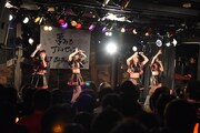 東京女子流によるライブの様子。