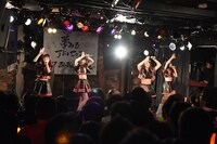 東京女子流によるライブの様子。