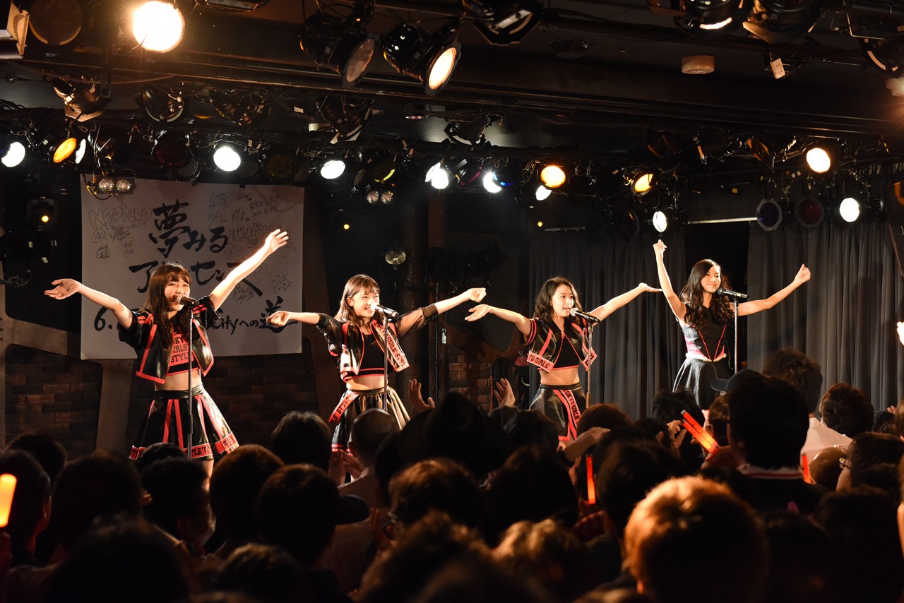 東京女子流、小林れい（夢みるアドレセンス）による「ゆうやけハナビ」歌唱の様子。