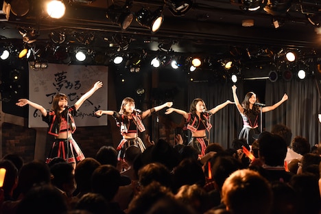 東京女子流、小林れい（夢みるアドレセンス）による「ゆうやけハナビ」歌唱の様子。