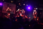 東京女子流によるライブの様子。