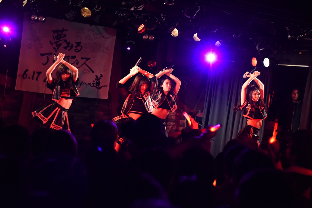 東京女子流によるライブの様子。