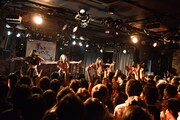 東京女子流によるライブの様子。