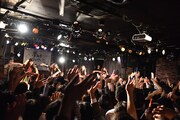 東京女子流によるライブの様子。