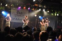 夢みるアドレセンスによるライブの様子。