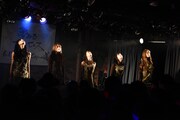 夢みるアドレセンスによるライブの様子。