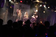 夢みるアドレセンスによるライブの様子。
