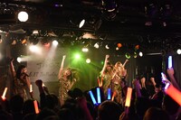 夢みるアドレセンスによるライブの様子。