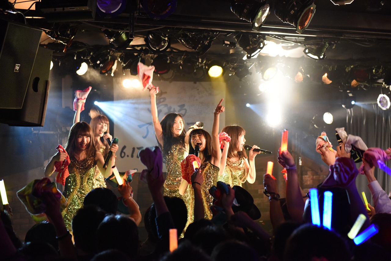 夢みるアドレセンスによるライブの様子。