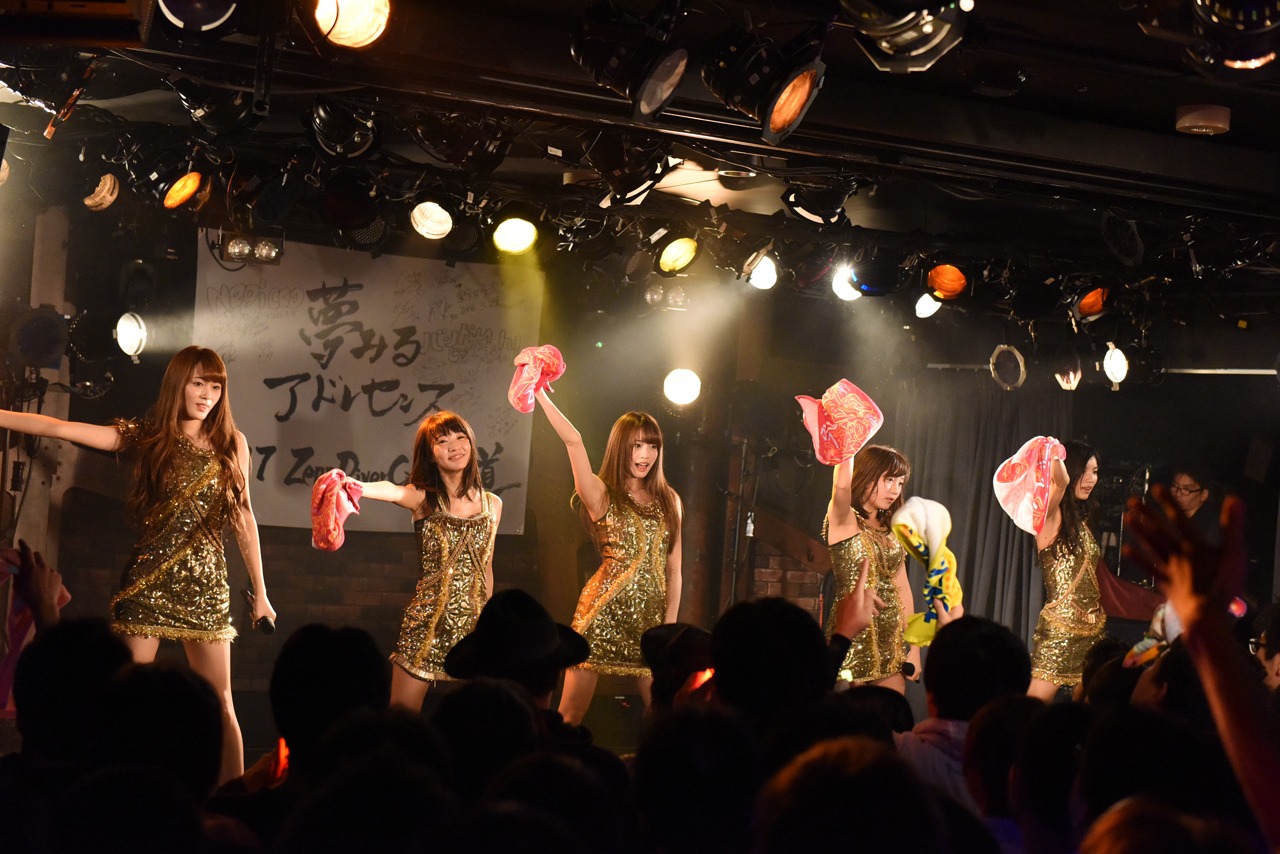 夢みるアドレセンスによるライブの様子。
