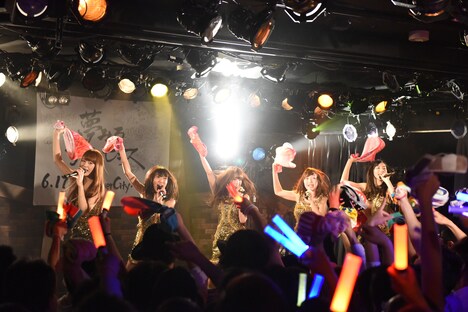 夢みるアドレセンスによるライブの様子。