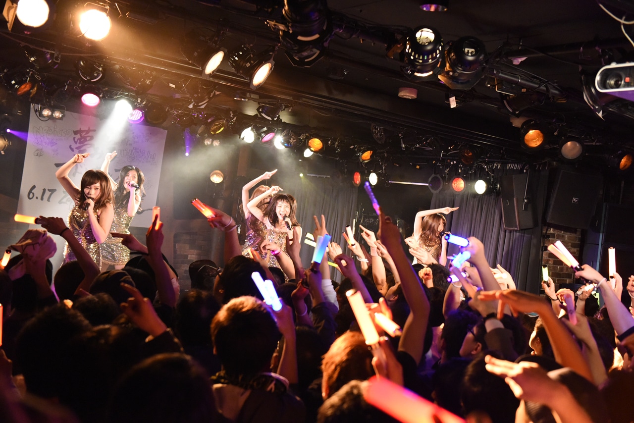 夢みるアドレセンスによるライブの様子。