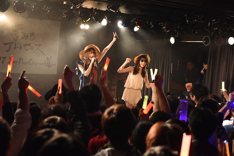 志田友美（夢みるアドレセンス）、新井ひとみ（東京女子流）による「あんなに好きだったサマー」歌唱の様子。