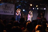 「夢アド春の3番勝負 ～Road to Zepp DiverCity～」でオリジナル曲「あんなに好きだったサマー」を歌う志田友美（左）と新井ひとみ（右）。